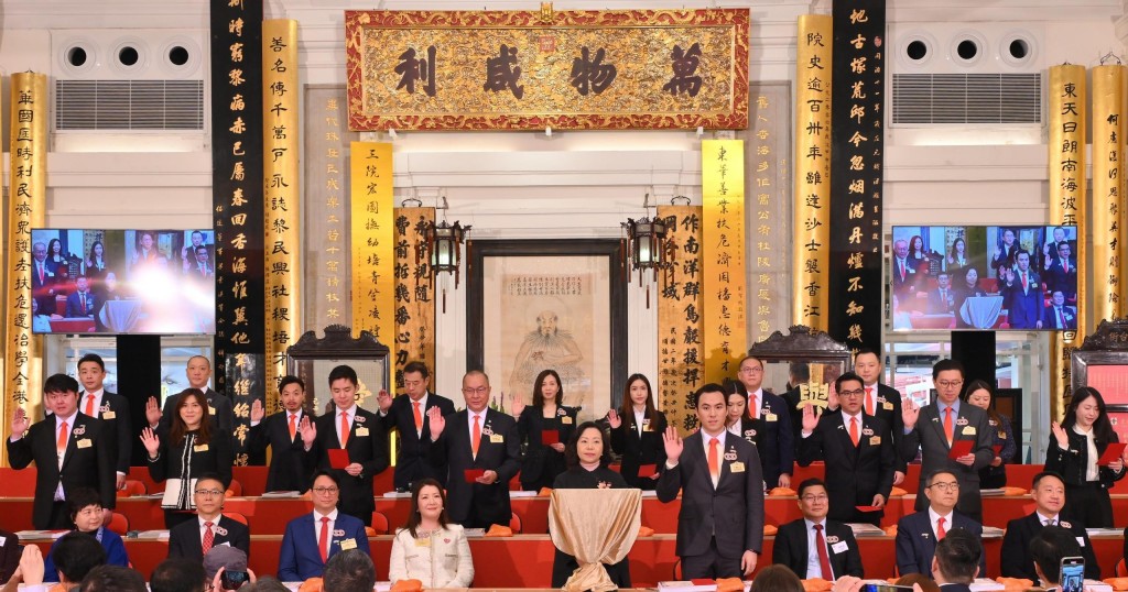 圖一：東華三院乙巳年董事局主席何猷啟先生（第一排右四）聯同其他董事局成員宣誓就職。