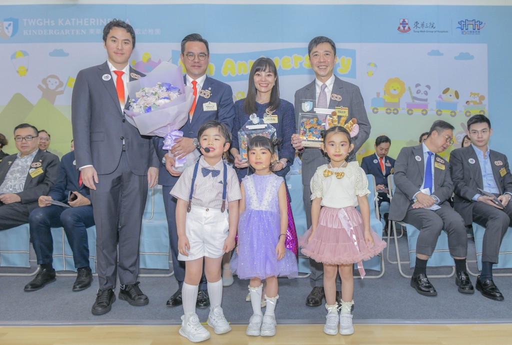 圖二為東華三院主席暨校監何猷啟先生（第二排左一）、副主席暨學務委員會副主任委員李曠怡先生（第二排左二）及學生代表致送紀念品予創校捐辦人東華三院顧問局成員暨丙申年董事局主席馬陳家歡女士BBS（右二）及其先生馬浩文博士BBS（右一）。