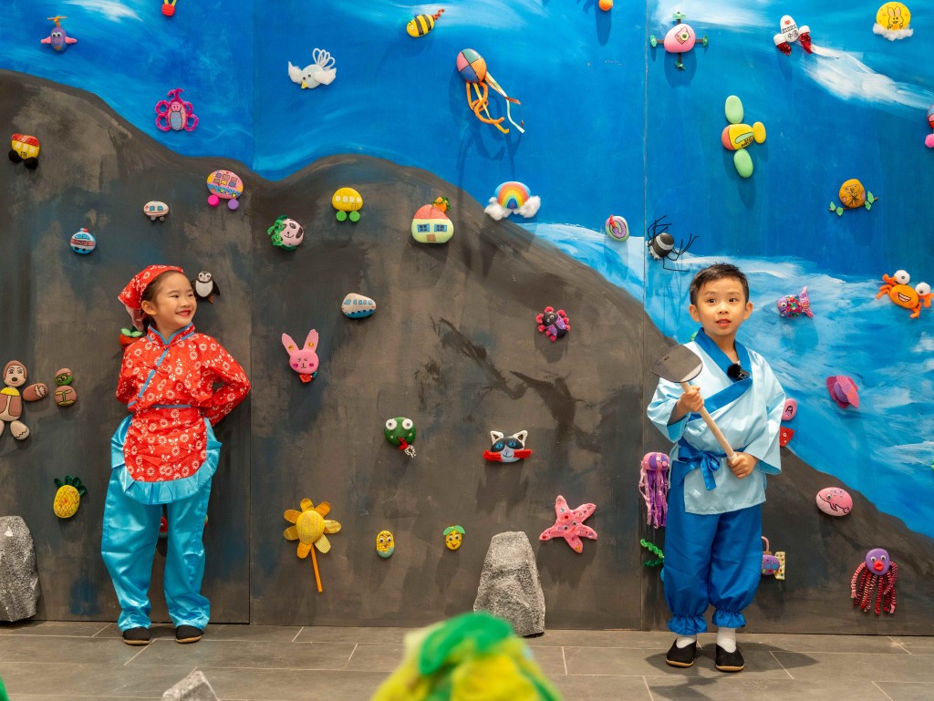 圖十一為東華三院馬陳家歡幼稚園作品展示區，學校以「巧奪天工」的成語故事，讓學生了解非物質文化遺產- 景泰藍的工藝。