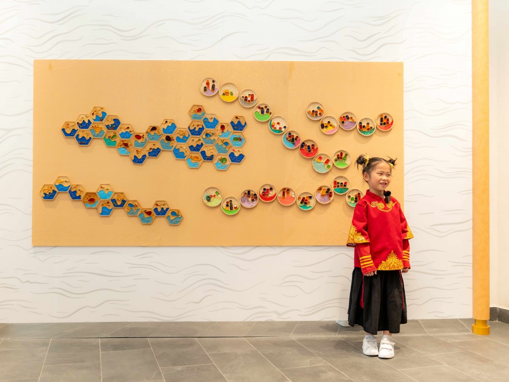 圖十一為東華三院馬陳家歡幼稚園作品展示區，學校以「巧奪天工」的成語故事，讓學生了解非物質文化遺產- 景泰藍的工藝。