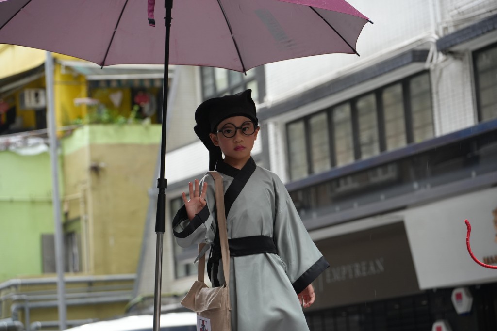 圖五及圖六為長洲飄色亦難得過海參與盛會。