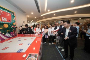 圖二至圖六為勞工及福利局局長孫玉菡太平紳士與東華三院主席何猷啟先生及一眾嘉賓參觀社區同樂日攤位及參與體驗活動。