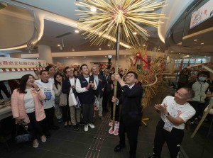 圖二至圖六為勞工及福利局局長孫玉菡太平紳士與東華三院主席何猷啟先生及一眾嘉賓參觀社區同樂日攤位及參與體驗活動。