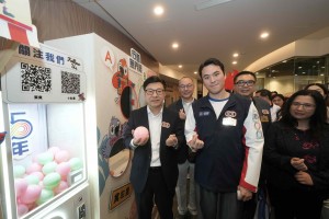 圖二至圖六為勞工及福利局局長孫玉菡太平紳士與東華三院主席何猷啟先生及一眾嘉賓參觀社區同樂日攤位及參與體驗活動。