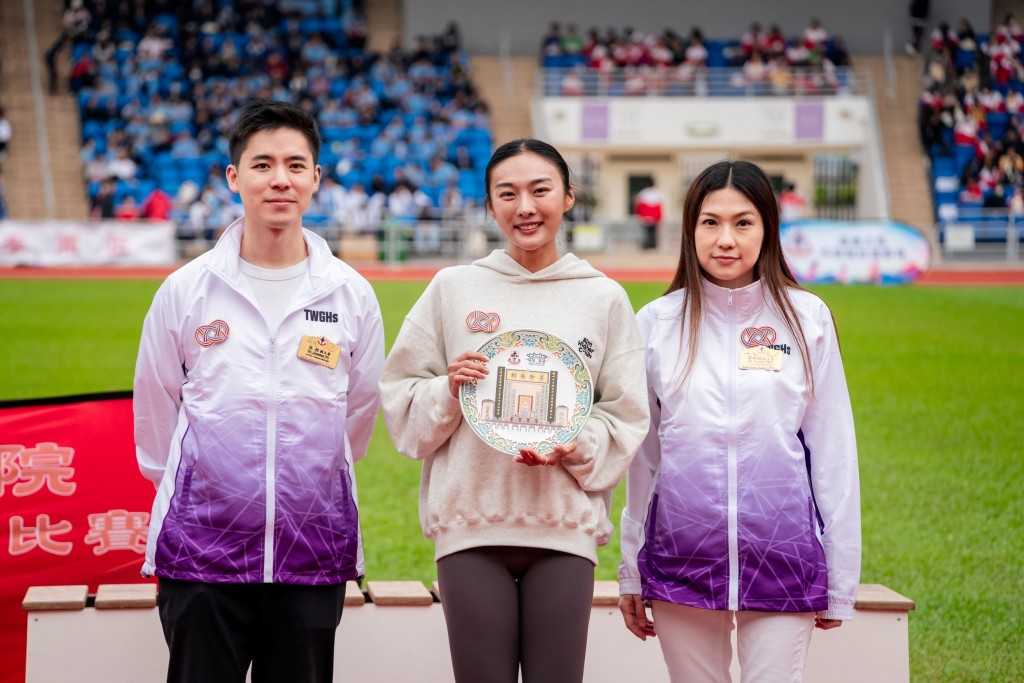 圖二為東華三院學務委員會主任委員蔡加怡副主席（右）及東華三院學務委員會副主任委員伍怡副主席（左），致送紀念品予香港女子跳高運動員楊文蔚小姐（中）。