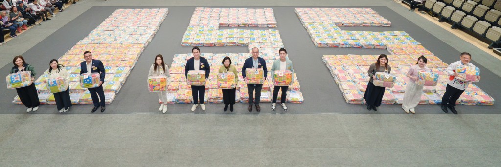 圖二為東華三院主席何猷啟先生(左五)、社會福利署副署長(服務)梁綺莉太平紳士(中)及一眾董事局成員主持啟動禮儀式，為送暖行動揭開序幕。