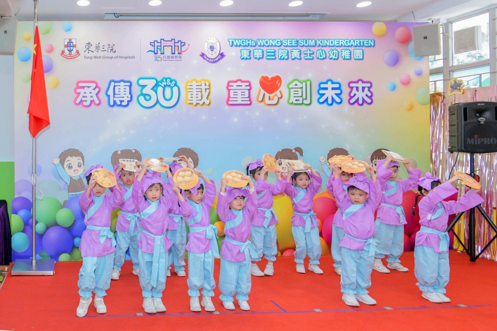 圖三及四為學生於典禮上呈獻精彩表演。