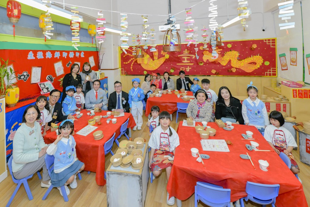 圖五及圖六為一眾嘉賓參觀學校環境。