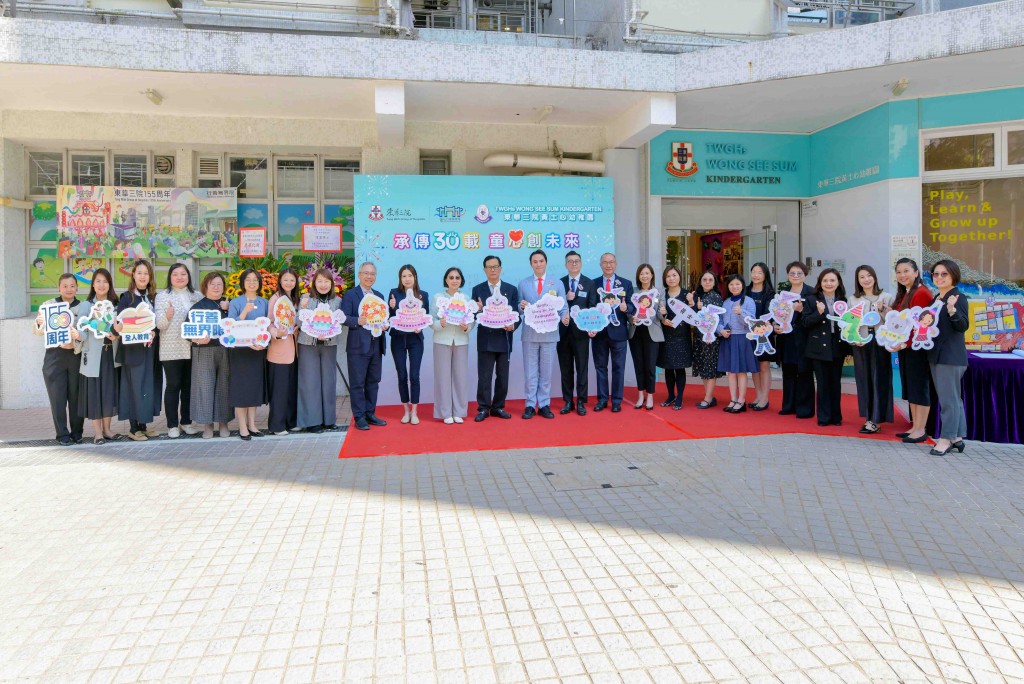 圖五及圖六為一眾嘉賓參觀學校環境。