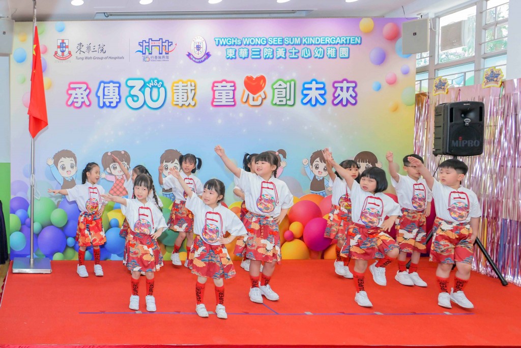 圖三及四為學生於典禮上呈獻精彩表演。