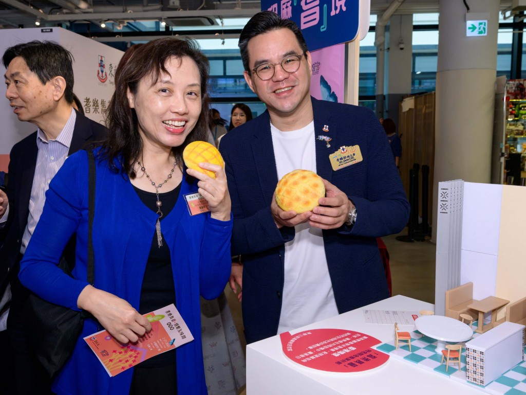 圖三東華三院副主席李曠怡先生（右）、社會福利署助理署長（安老服務）甄麗明女士（左）參觀「親歷『耆』境」展區。該展區透過立體模型重現院舍環境設計與特色服務，讓大眾親身感受安老院舍生活的嶄新面貌。