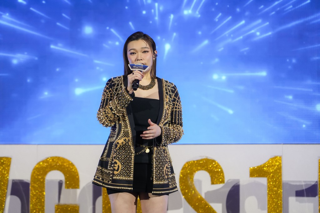 圖四至六為特別嘉賓張德蘭女士、歌星黃洛妍小姐、冼靖峰先生傾力獻唱,掀起晚會高潮。