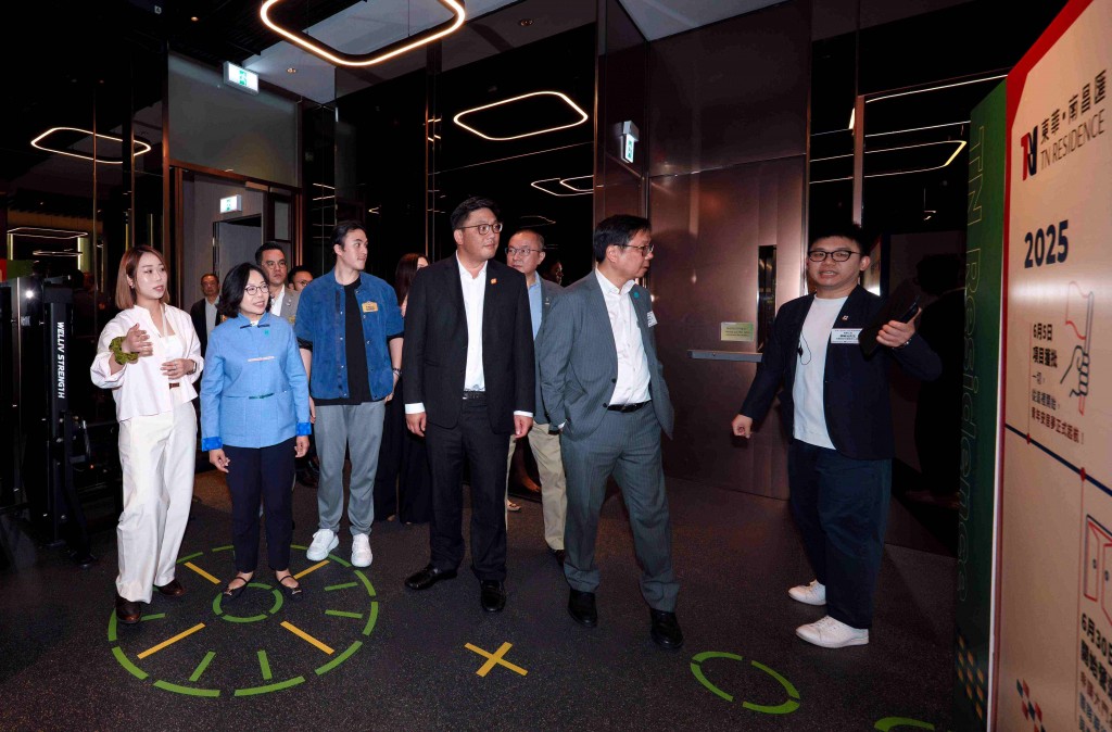 圖四至圖五為一眾嘉賓參觀「東華・南昌匯」各項設施。