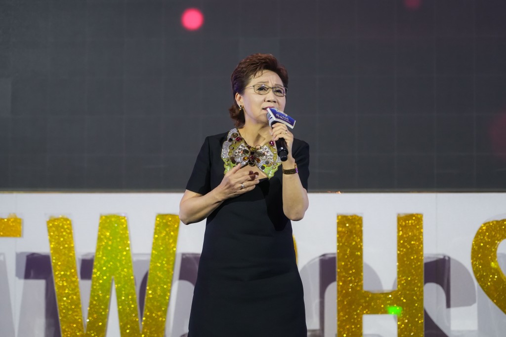 圖四至六為特別嘉賓張德蘭女士、歌星黃洛妍小姐、冼靖峰先生傾力獻唱,掀起晚會高潮。