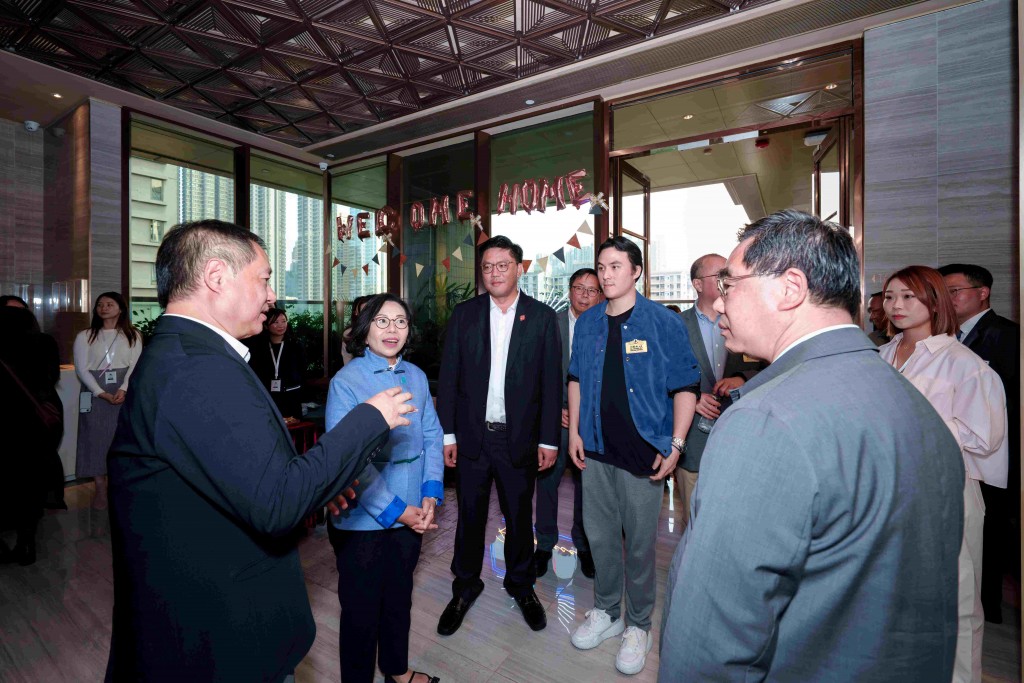 圖四至圖五為一眾嘉賓參觀「東華・南昌匯」各項設施。