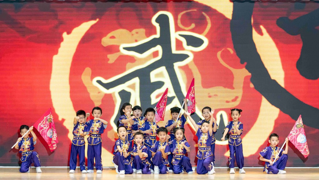 圖四及圖五為各校武術隊展示各種武術招式,隊型十足