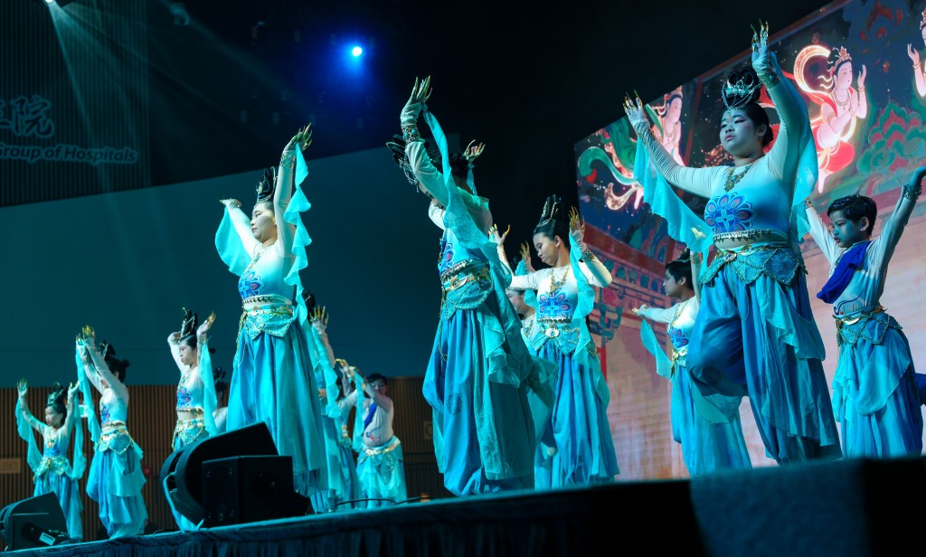  圖七至圖九為學生舞台劇表演。