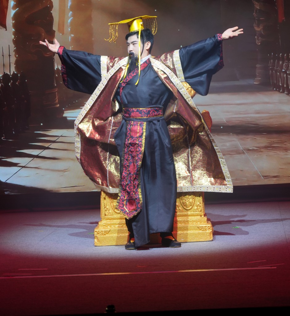 圖七至圖九為學生舞台劇表演。