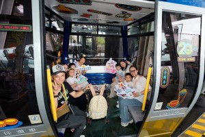 圖四為獲獎家庭在參與畢業禮暨頒獎典禮後,乘坐昂坪360纜車參加親子活動。